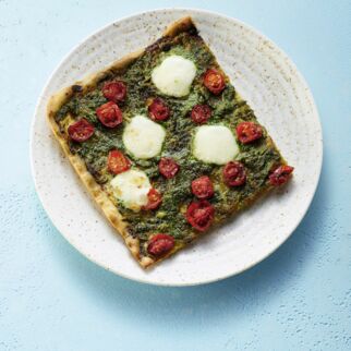 Pizza mit Pesto und Tomaten