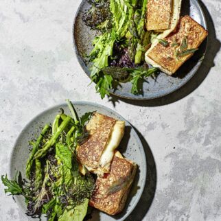 Scamorza-French-Toast mit Pflücksalat Scamorza-French-Toast mit Pflücksalat