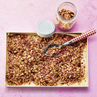 Himbeer-Granola mit Kokos und Mandeln