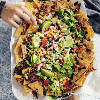 Überbackene Nachos mit Pilz-Tofu-Topping Überbackene Nachos mit Pilz-Tofu-Topping