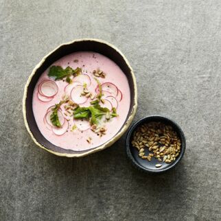 Kalte Ayran-Suppe mit Radieschen