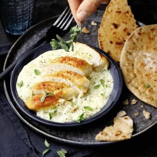 Hähnchen mit Zwiebel
sauce und Pfannenbrot Hähnchen mit Zwiebel
sauce und Pfannenbrot