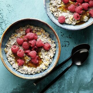 Mohn-Porridge mit Himbeeren