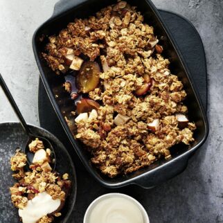 Zwetschgen-Birnen-Crumble mit Vanillejoghurt Zwetschgen-Birnen-Crumble mit Vanillejoghurt