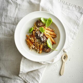 Pasta mit Tomatensauce und Bohnenbällchen Pasta mit Tomatensauce und Bohnenbällchen