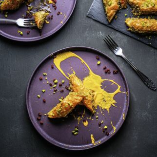 Pistazien-Mandel-Baklava mit süßer Kürbiscreme und Berberitzen Pistazien-Mandel-Baklava mit süßer Kürbiscreme und Berberitzen