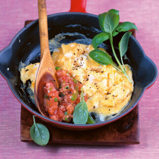 Provenzalisches Rührei mit Tomaten-Paprika-Sauce Provenzalisches Rührei mit Tomaten-Paprika-Sauce