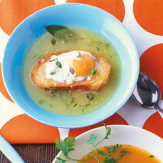 Knoblauchsuppe mit Ei Knoblauchsuppe mit Ei