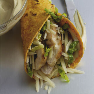 Caesar-Salad-Wraps mit Huhn Caesar-Salad-Wraps mit Huhn