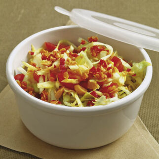 Scharfer Spitzkohlsalat mit Erdnüssen Scharfer Spitzkohlsalat mit Erdnüssen