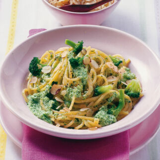 Nudeln mit Brokkoli-Nuss-Sauce Nudeln mit Brokkoli-Nuss-Sauce