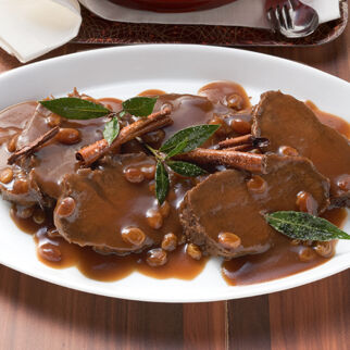 Zimt-Sauerbraten mit Kartoffel-Pastinaken-Gratin Zimt-Sauerbraten mit Kartoffel-Pastinaken-Gratin