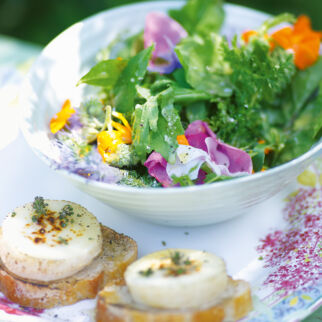 Kräuter-Blüten-Salat mit Ziegenkäse und Holundervinaigrette