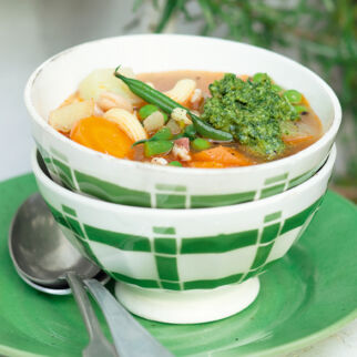 Italienische Minestrone mit Pesto Italienische Minestrone mit Pesto