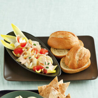 Chicoréesalat mit Knoblauchbrot Chicoréesalat mit Knoblauchbrot