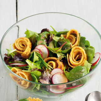 Salat mit Omelettschnecken Salat mit Omelettschnecken