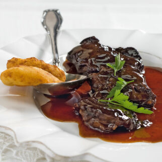 Geschmorte Kalbsbäckchen in Lagrein mit Kartoffelblattln Geschmorte Kalbsbäckchen in Lagrein mit Kartoffelblattln