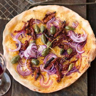 Flammkuchen mit roten Zwiebeln und Kapernäpfeln