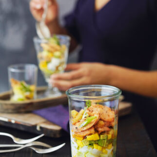 Schichtsalat mit Hähnchenbrustfilets und Mango Schichtsalat mit Hähnchenbrustfilets und Mango