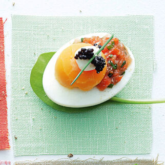 Eier mit Lachstatar und Kaviar Eier mit Lachstatar und Kaviar