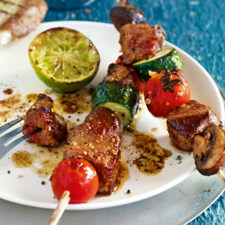 Bunte Filetspieße mit Gemüse