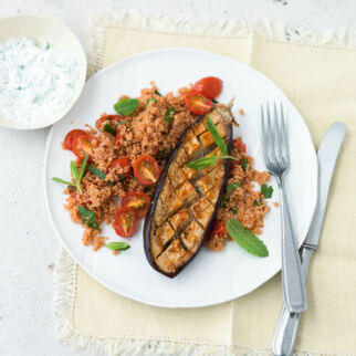 Ofengebackene Aubergine mit Tomaten-Couscous Ofengebackene Aubergine mit Tomaten-Couscous