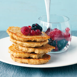 Hafer-Quark-Blini mit Beerensalat Hafer-Quark-Blini mit Beerensalat