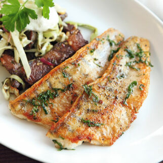Zanderfilet auf Salat von gebratenem Suppenfleisch Zanderfilet auf Salat von gebratenem Suppenfleisch