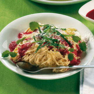 Süße Spaghetti mit Himbeersauce Süße Spaghetti mit Himbeersauce