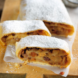 Birnenstrudel mit Rosinen und Walnüssen
