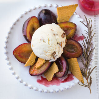 Zimtzwetschgen mit Walnusseis Zimtzwetschgen mit Walnusseis