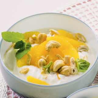 Orangenjoghurt mit Cashewkernen Orangenjoghurt mit Cashewkernen