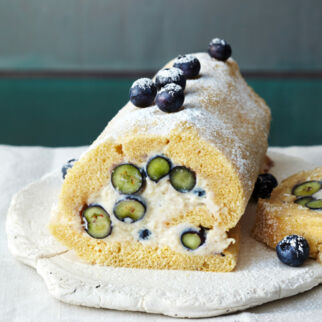 Biskuitrolle mit Blaubeercreme Biskuitrolle mit Blaubeercreme