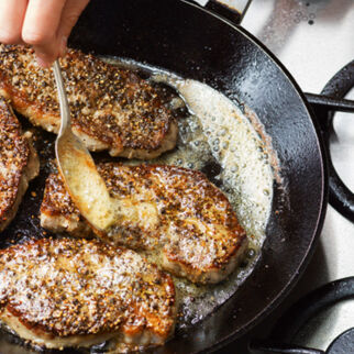 Pfeffersteak mit Kräuterbutter