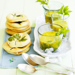 Giersch-Gazpacho mit Fladenbroten