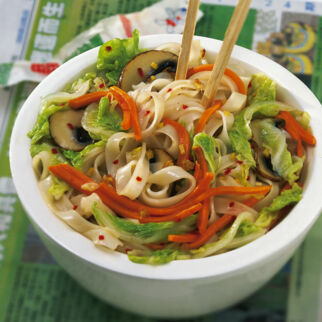 Gemüse mit Reisbandnudeln aus dem Wok