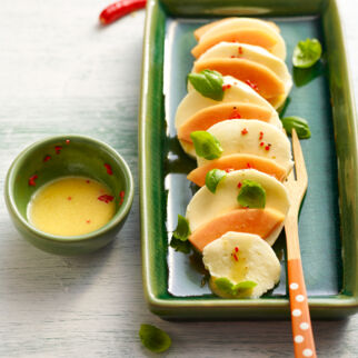 Papaya-Mozzarella mit Chili-Vinaigrette Papaya-Mozzarella mit Chili-Vinaigrette