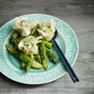 Garnelen-Wan-Tan mit gebratenem Spargel