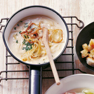 Zwiebelsuppe mit Senf und Sahne Zwiebelsuppe mit Senf und Sahne
