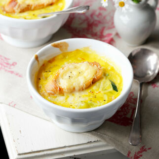 Zwiebel-Lauch-Suppe mit Safran