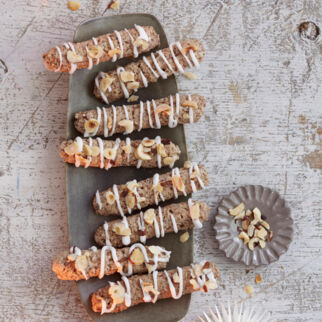 Baiserstangerl mit Mandeln und Nüssen Baiserstangerl mit Mandeln und Nüssen