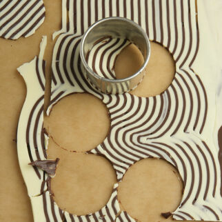 Gestreifte Schokoladenplättchen Gestreifte Schokoladenplättchen