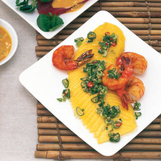 Gebratene Garnelen auf Mangosalat
