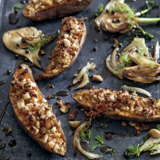 Gebackene Süßkartoffeln mit Macadamia-Crumble und Balsamico-Fenchel Gebackene Süßkartoffeln mit Macadamia-Crumble und Balsamico-Fenchel