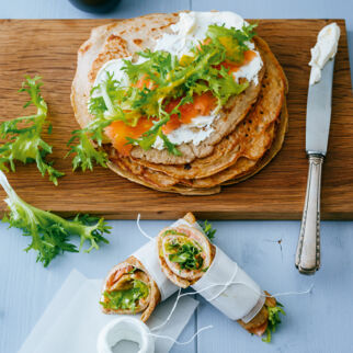 Buchweizenpfannkuchen mit Frischkäse-Lachs-Füllung Buchweizenpfannkuchen mit Frischkäse-Lachs-Füllung
