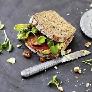 Tomaten-Tofu-Sandwich mit Kresse Tomaten-Tofu-Sandwich mit Kresse