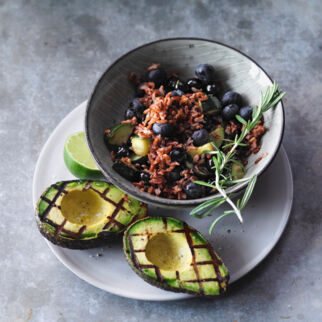 Zucchini-Beerenreis mit gegrillter Avocado