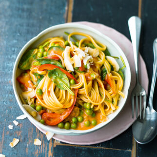 Kokos-Tomaten-Nudeln mit Spinat Kokos-Tomaten-Nudeln mit Spinat