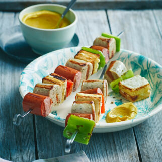 Bratwurstspieße mit Knoblauchbrot Bratwurstspieße mit Knoblauchbrot