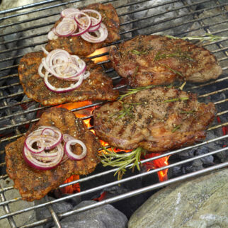 Holzfällersteaks mit Zwiebeln Holzfällersteaks mit Zwiebeln